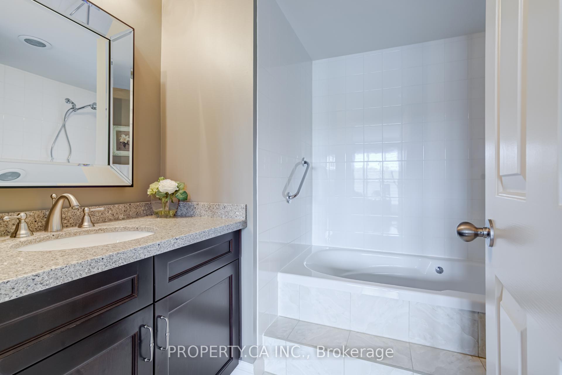 3 Bedrooms Condo at 1700 The Collegeway, Mississauga For sale