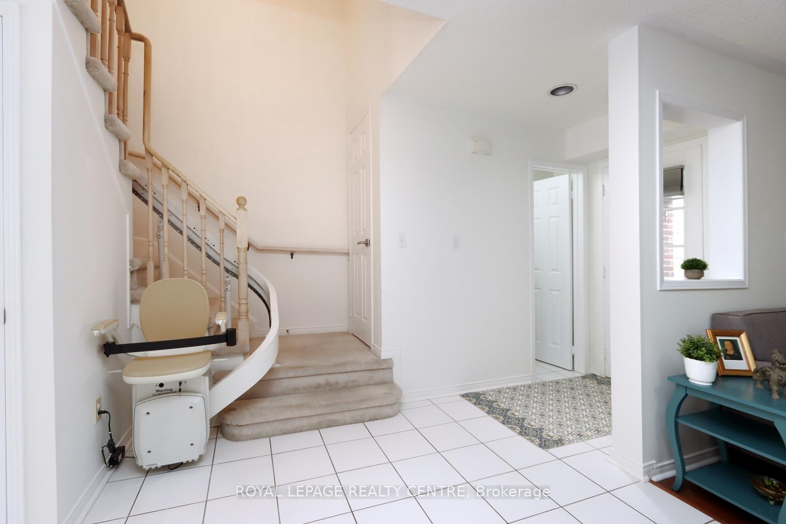 3 Bedrooms Condo at 5230 Glen Erin, Mississauga For sale