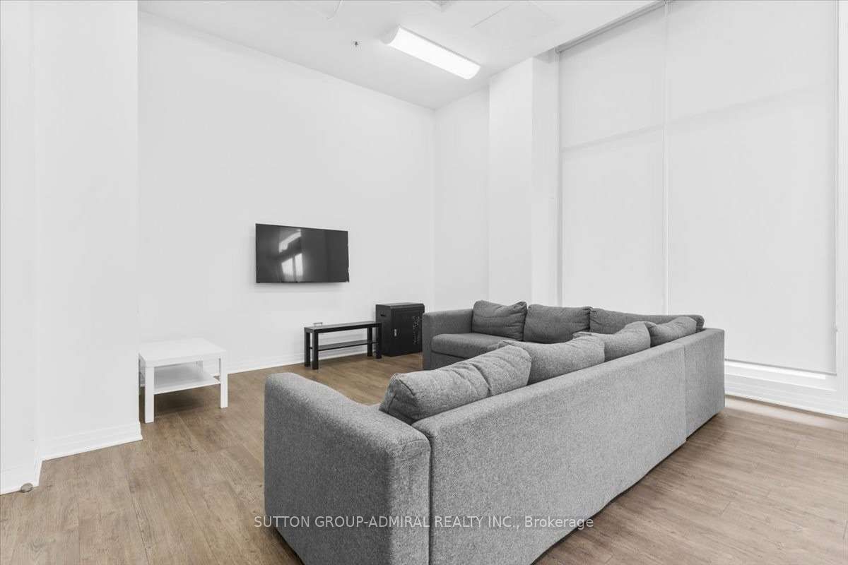 1900 Simcoe Street N, #636