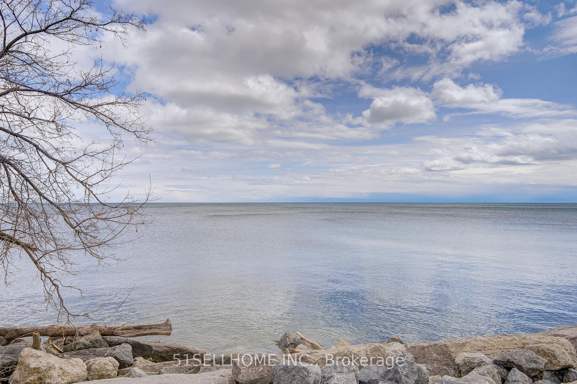 2 Bedrooms Condo at 215 Lakeshore,  Mississauga For sale