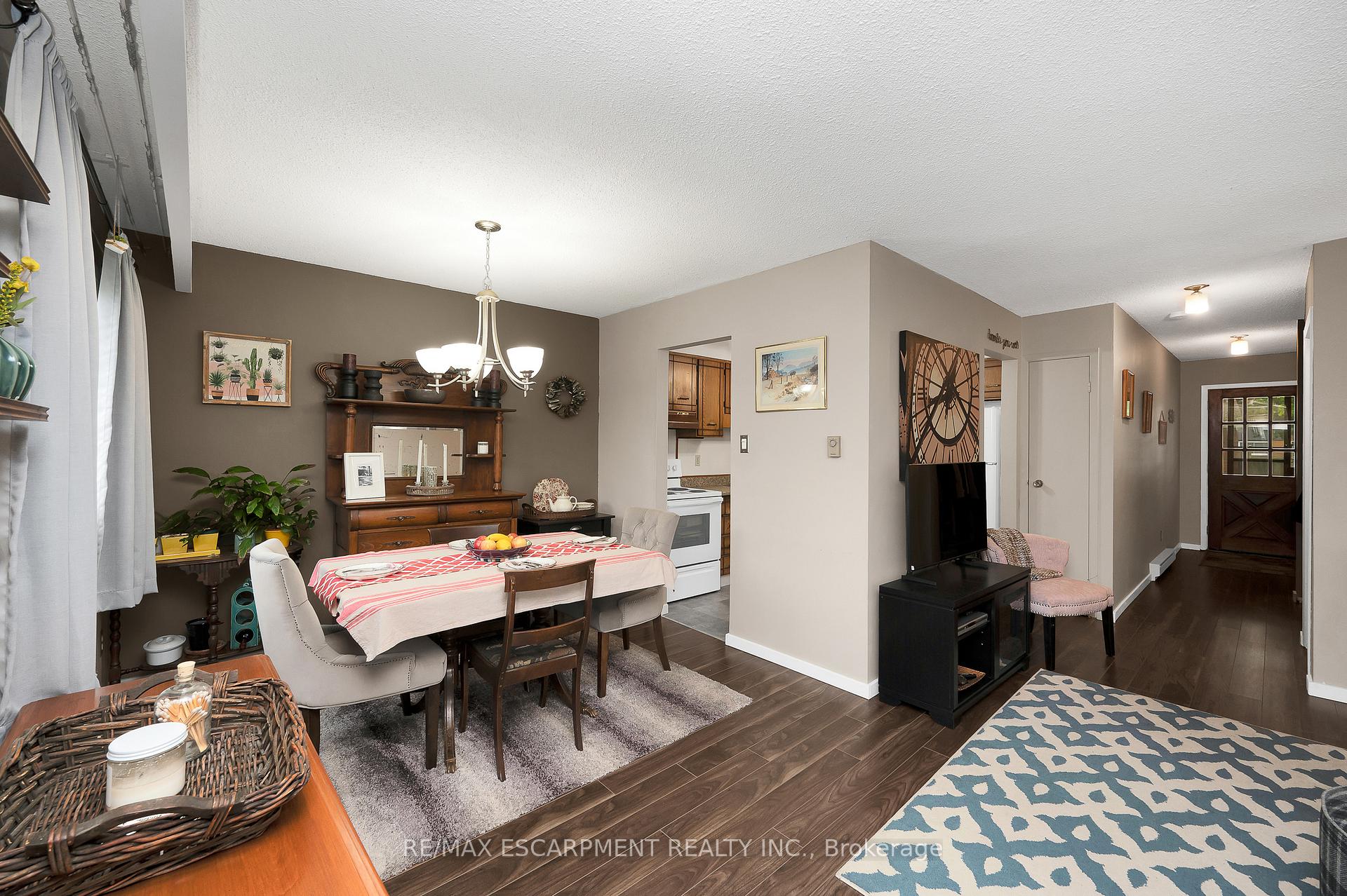 3 Bedrooms Condo at 5017 Pinedale, Burlington For sale