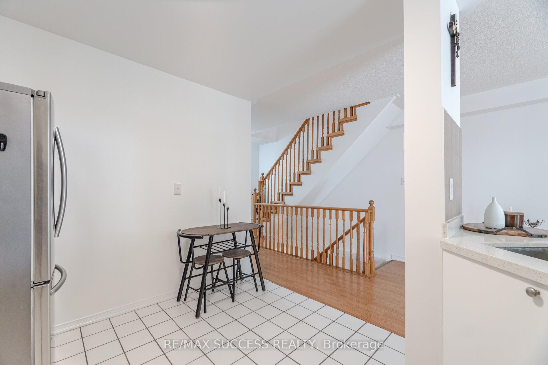 3 Bedrooms Condo at 5255 Palmetto, Mississauga For sale
