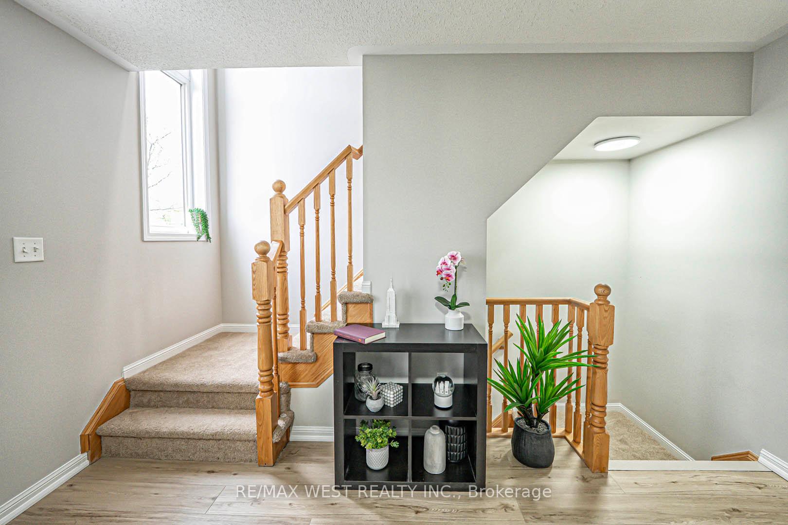 3 Bedrooms Condo at 3050 Rotary, Burlington For sale