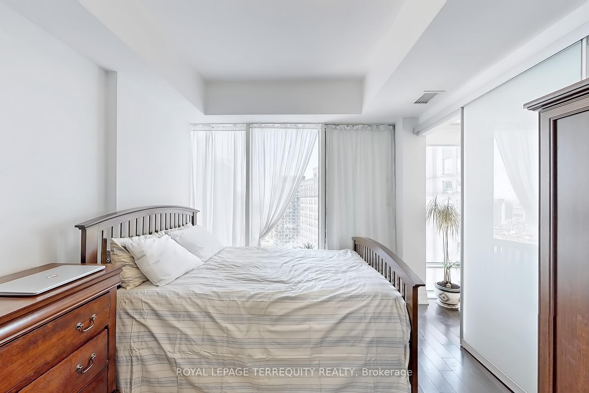 2 Bedrooms Condo at 8 The Esplanade, Toronto For sale