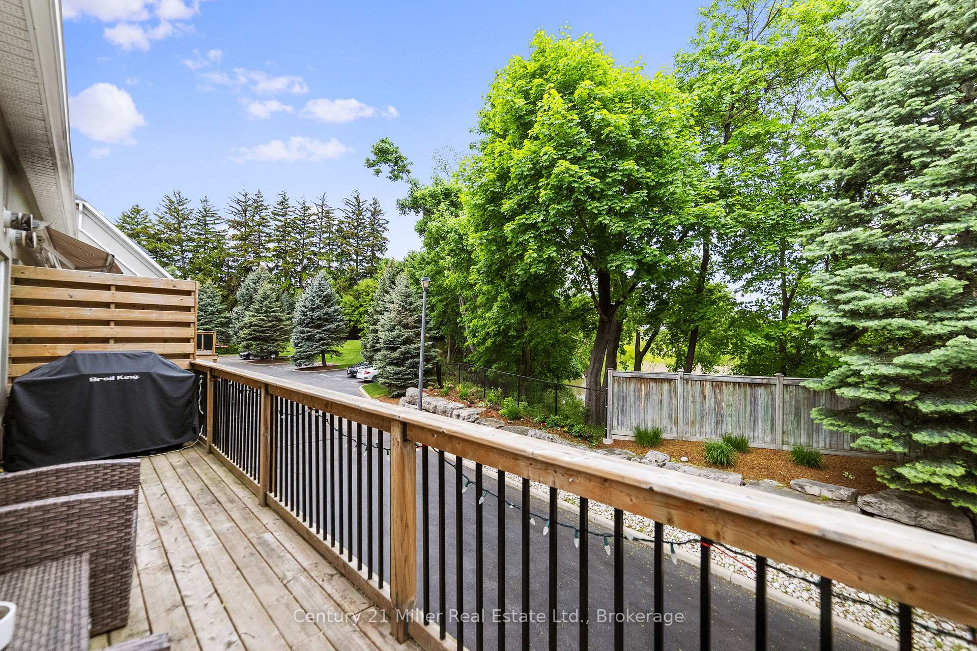 2 Bedrooms Condo at 1061 North Shore, Burlington For sale