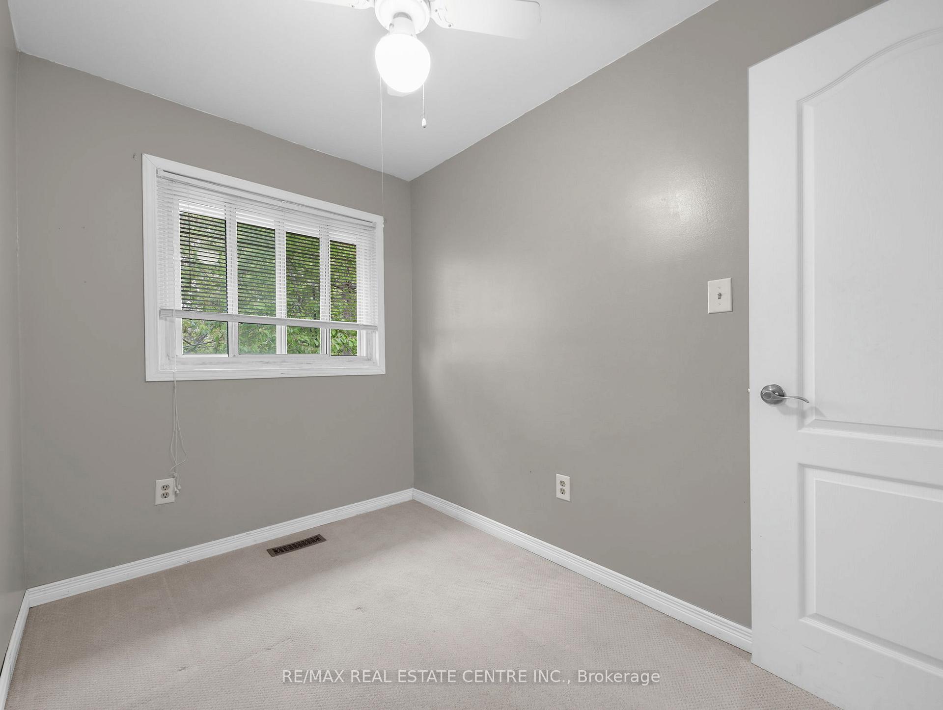 3 Bedrooms Condo at 2779 Gananoque, Mississauga For sale
