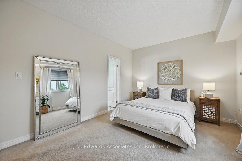 2 Bedrooms Condo at 4006 Kilmer, Burlington For sale