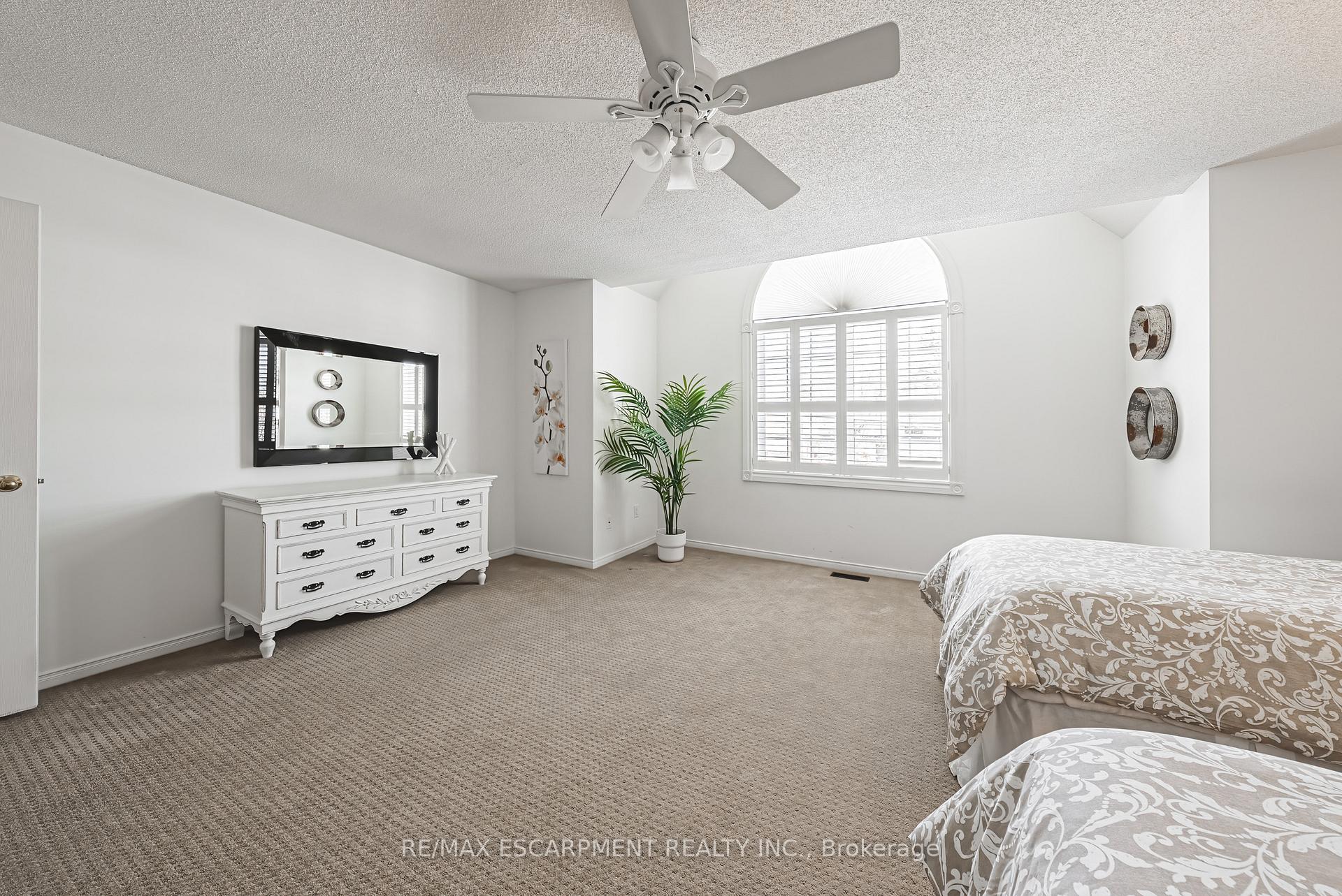 3 Bedrooms Condo at 3333 New,  Burlington For sale