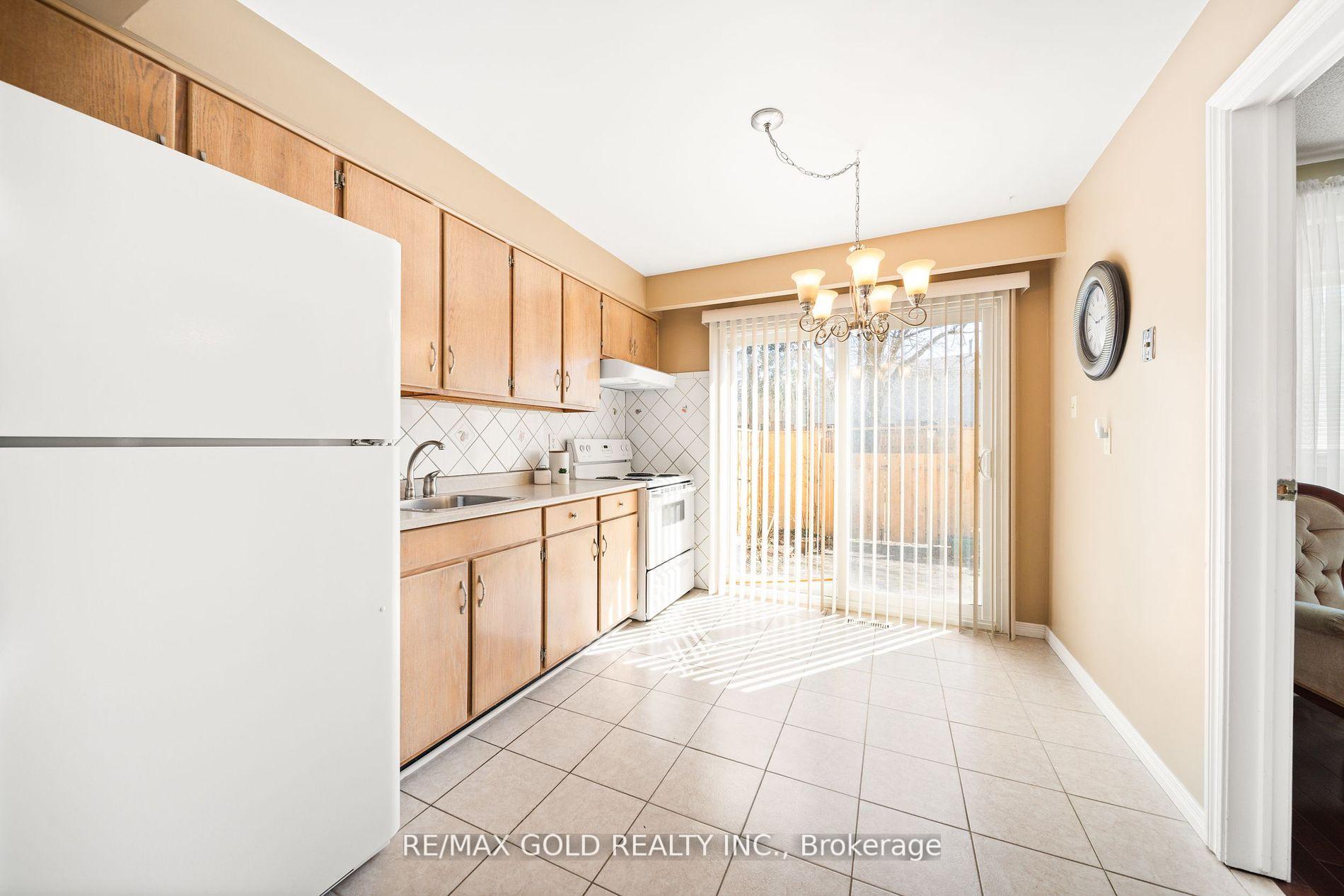 4 Bedrooms Condo at 1050 Shawnmarr, Mississauga For sale