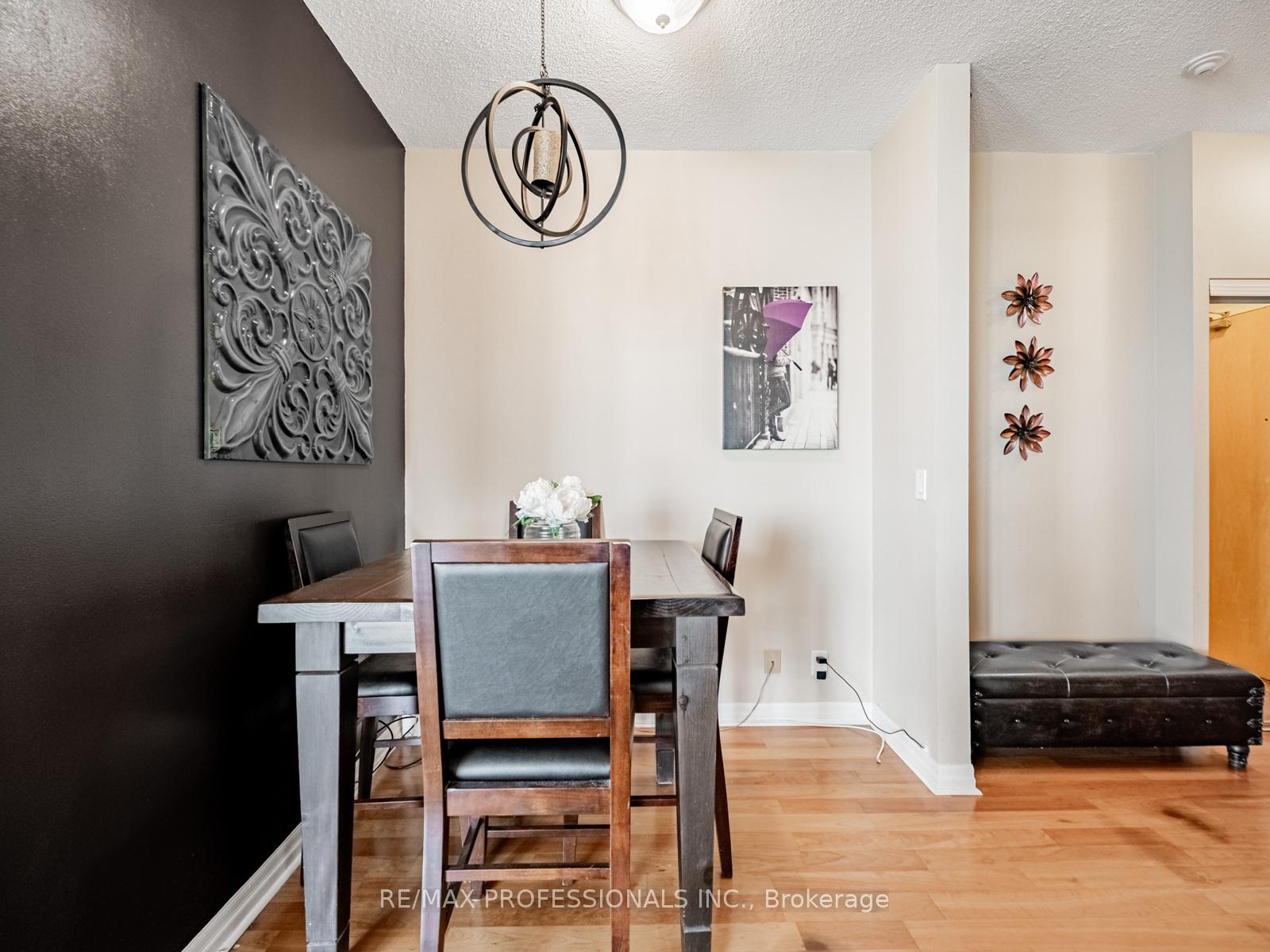 2 Bedrooms Condo at 3939 Duke of York, Mississauga For sale