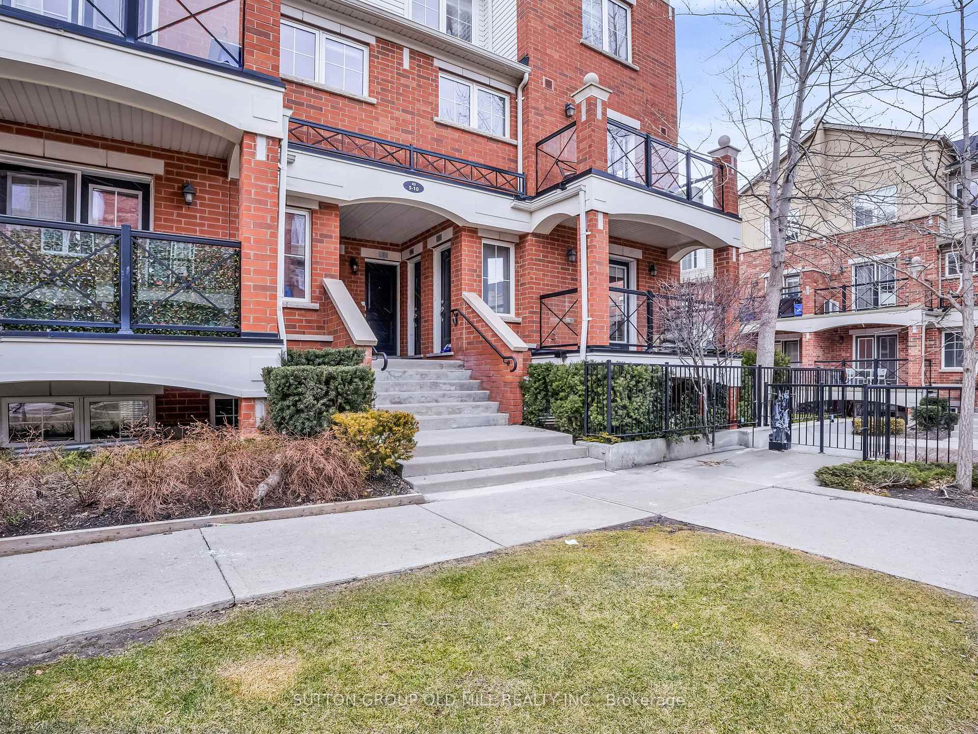 2 Bedrooms Condo at 43 Hays, Oakville For sale