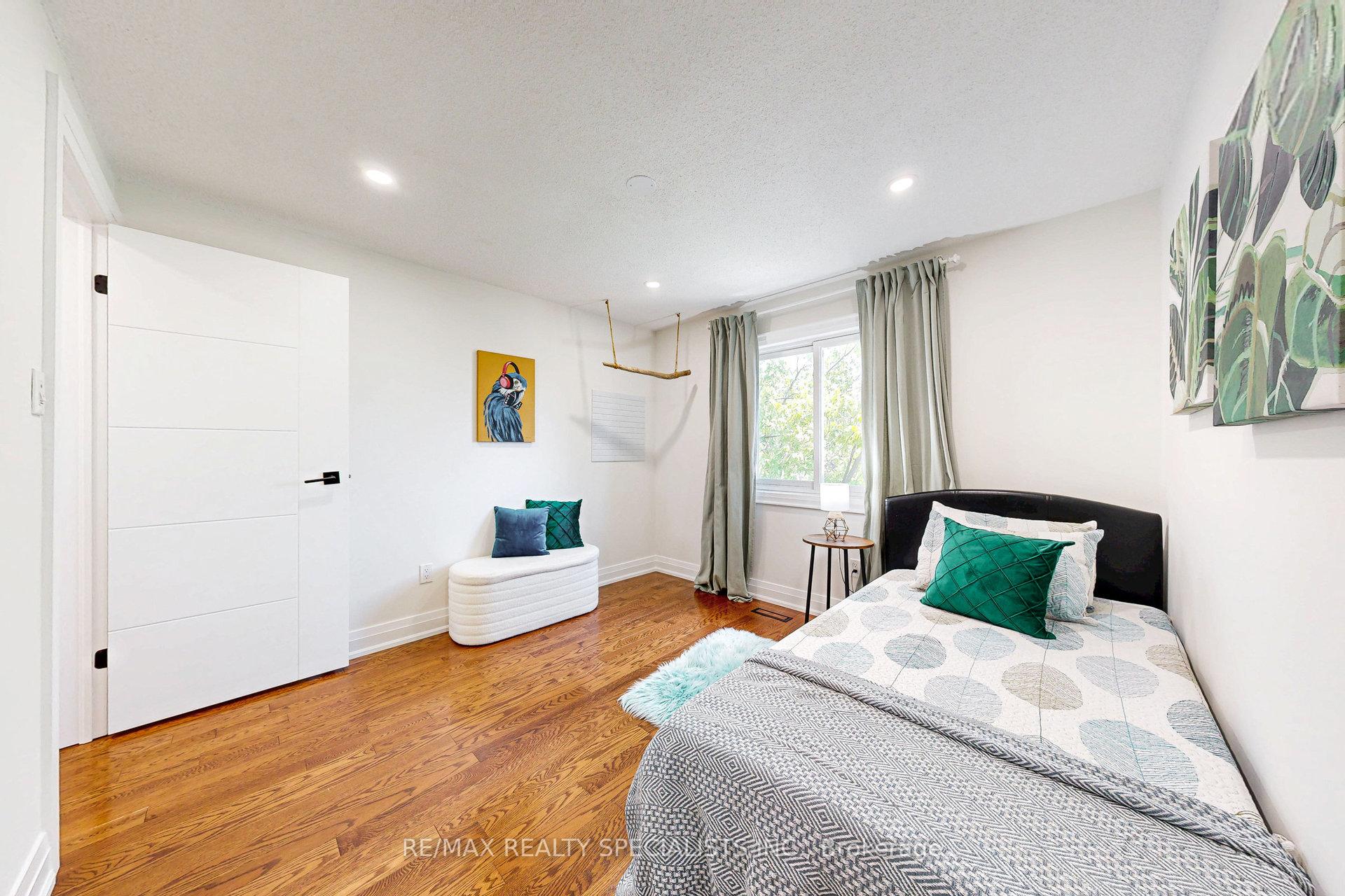 3 Bedrooms Condo at 2035 Asta, Mississauga For sale