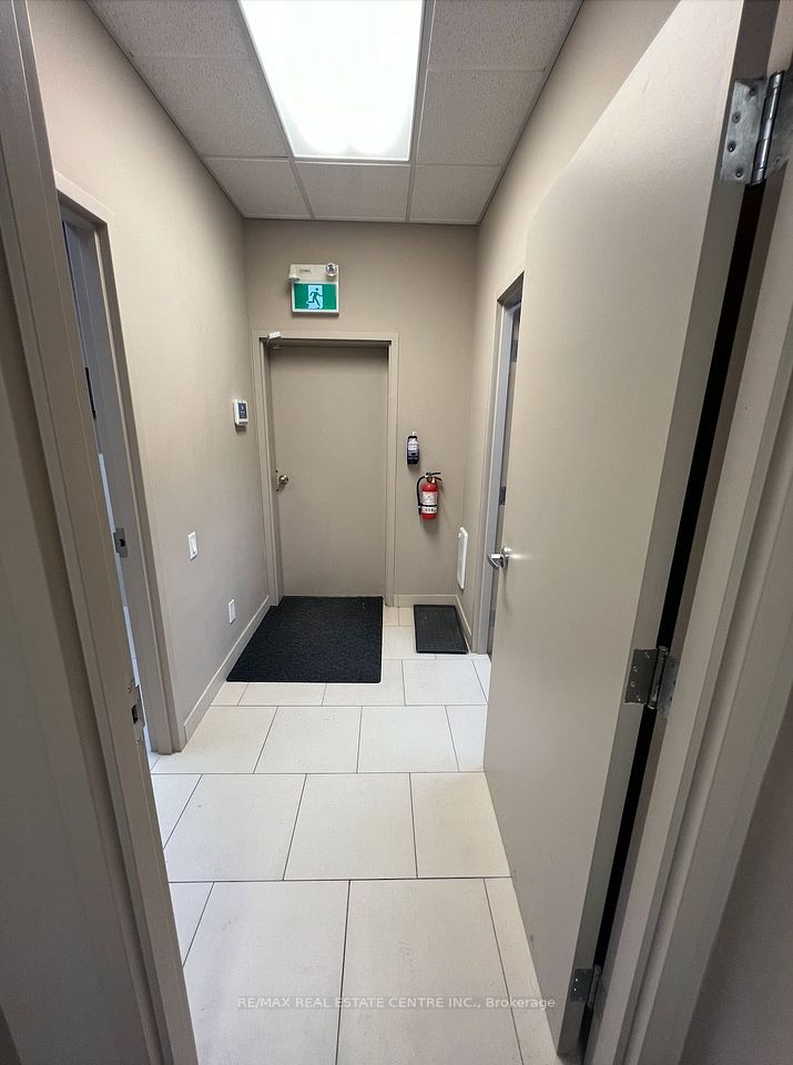https://trreb-image.ampre.ca/CZDn0LmxgqmV75NjLX45pcEvq7-T27iyUFmWJu9jjAk/rs:fit:960:960/wm:.5:so:0:50:.4/wmsh:10/wmt:PHNwYW4gZm9yZWdyb3VuZD0nd2hpdGUnIGZvbnQ9JzY4Jz5SRS9NQVggUkVBTCBFU1RBVEUgQ0VOVFJFIElOQy4sIEJyb2tlcmFnZTwvc3Bhbj4/L3RycmViL2xpc3RpbmdzLzQwLzg5LzExLzY1L3AvYzQ5ODgwY2MtY2UyYy00ZWRmLWIzMDEtZTE0ODRmMDc3M2Q4LmpwZw.jpg