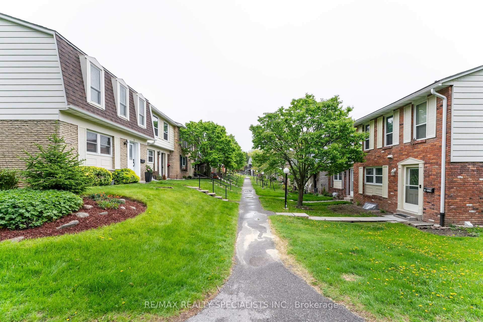 4 Bedrooms Condo at 2230 Upper Middle, Burlington For sale