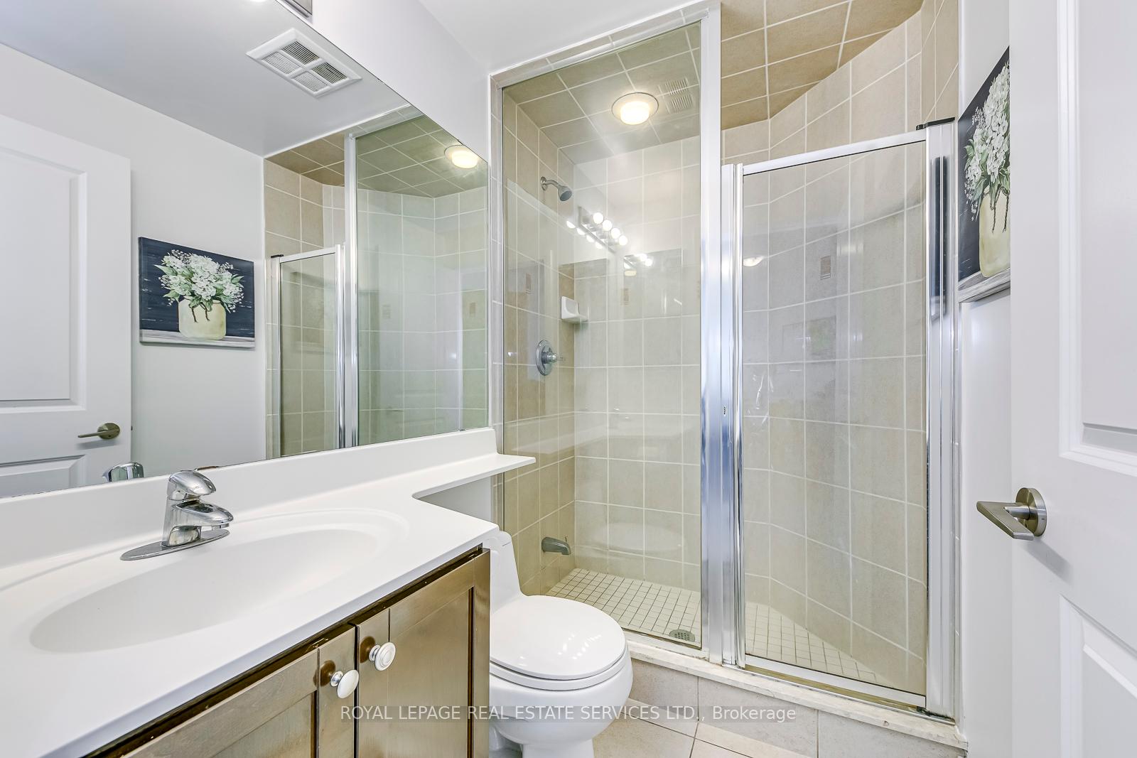 2 Bedrooms Condo at 80 Absolute, Mississauga For sale