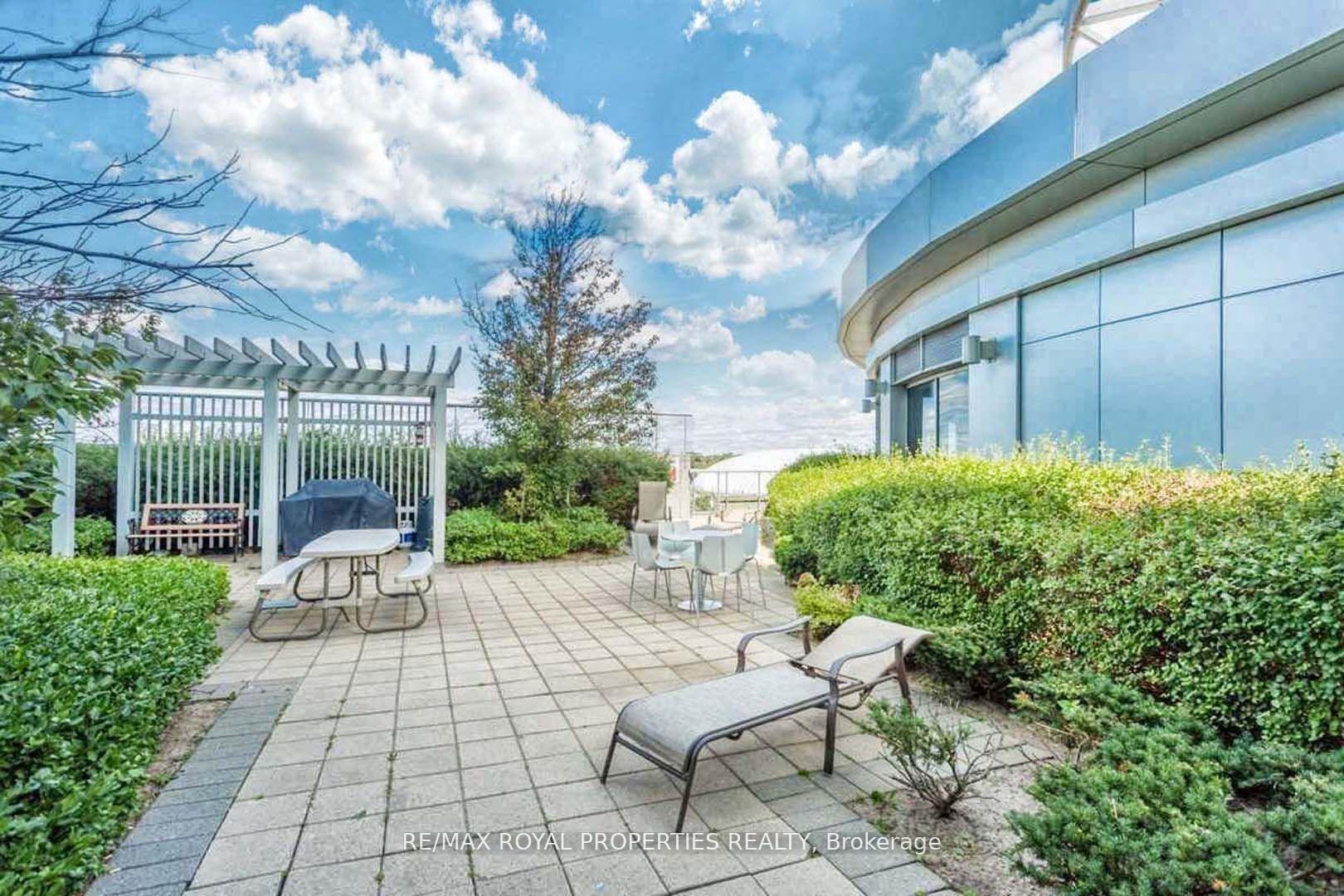 3 Bedrooms Condo at 38 Lee Centre,  Toronto For sale