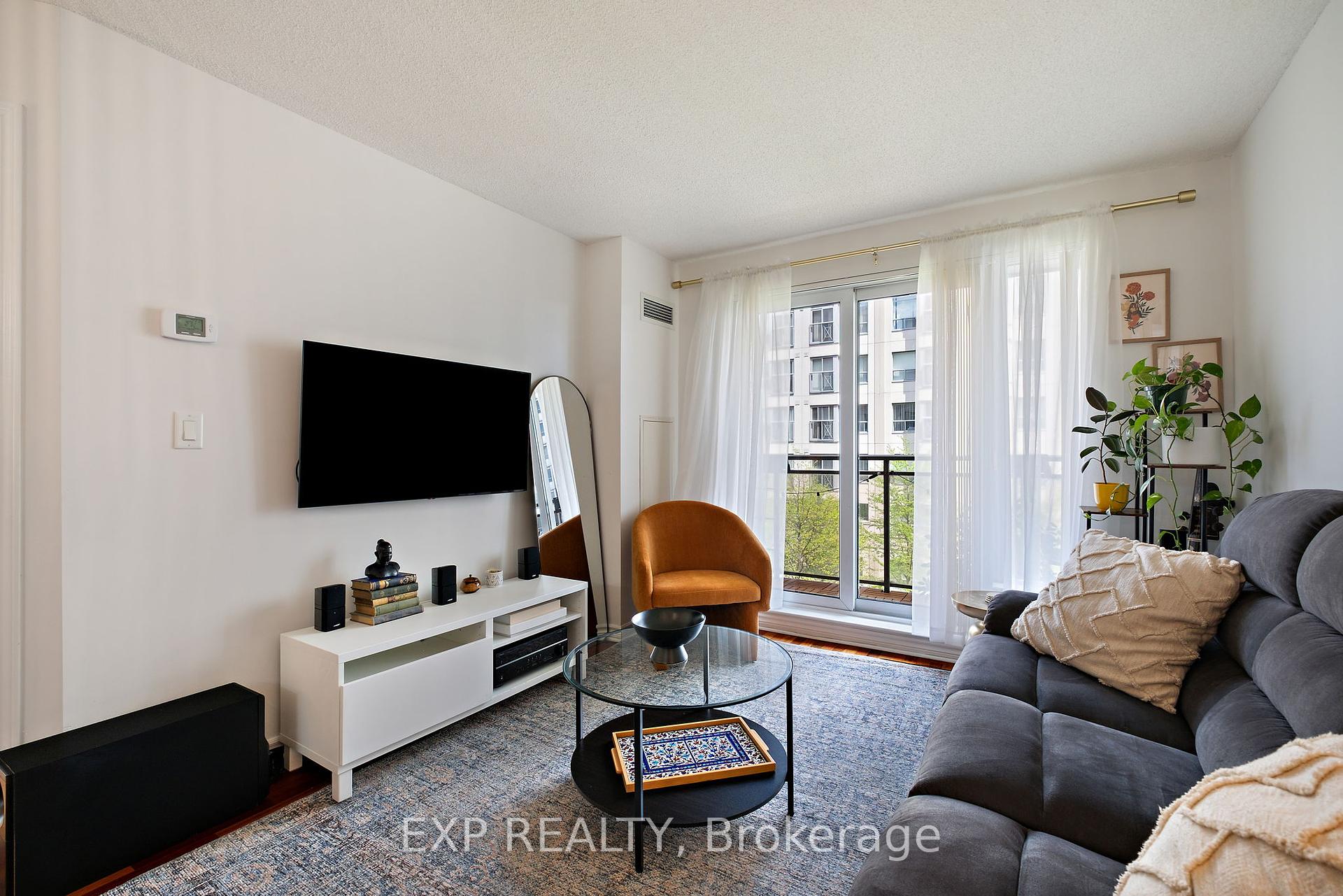 2 Bedrooms Condo at 19 Barberry, Toronto For sale