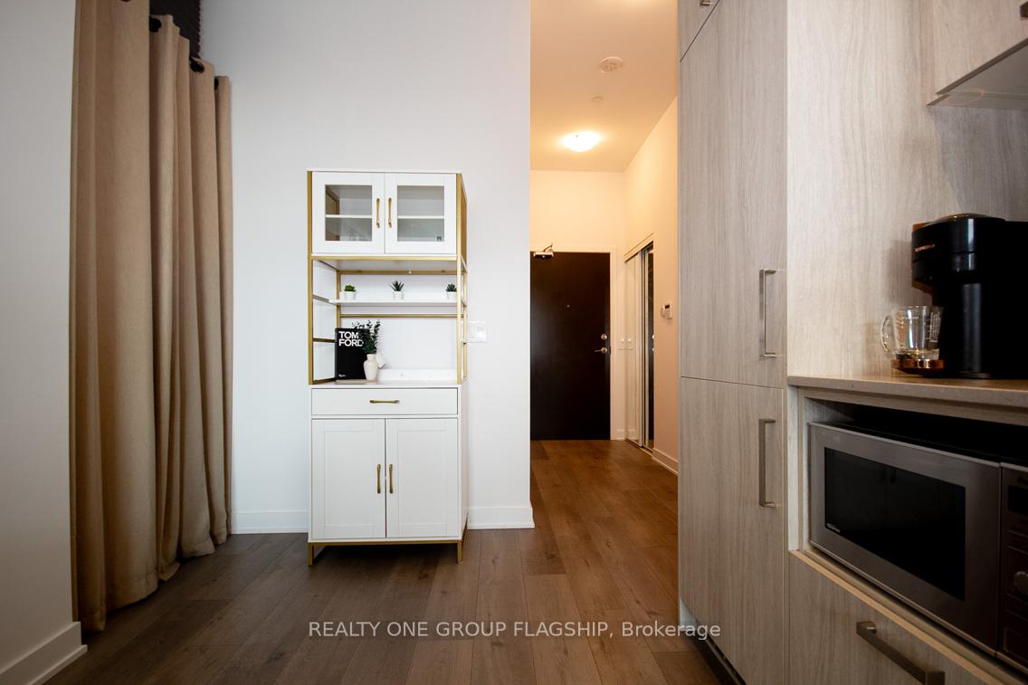 2 Bedrooms Condo at 38 Honeycrisp, Vaughan For sale
