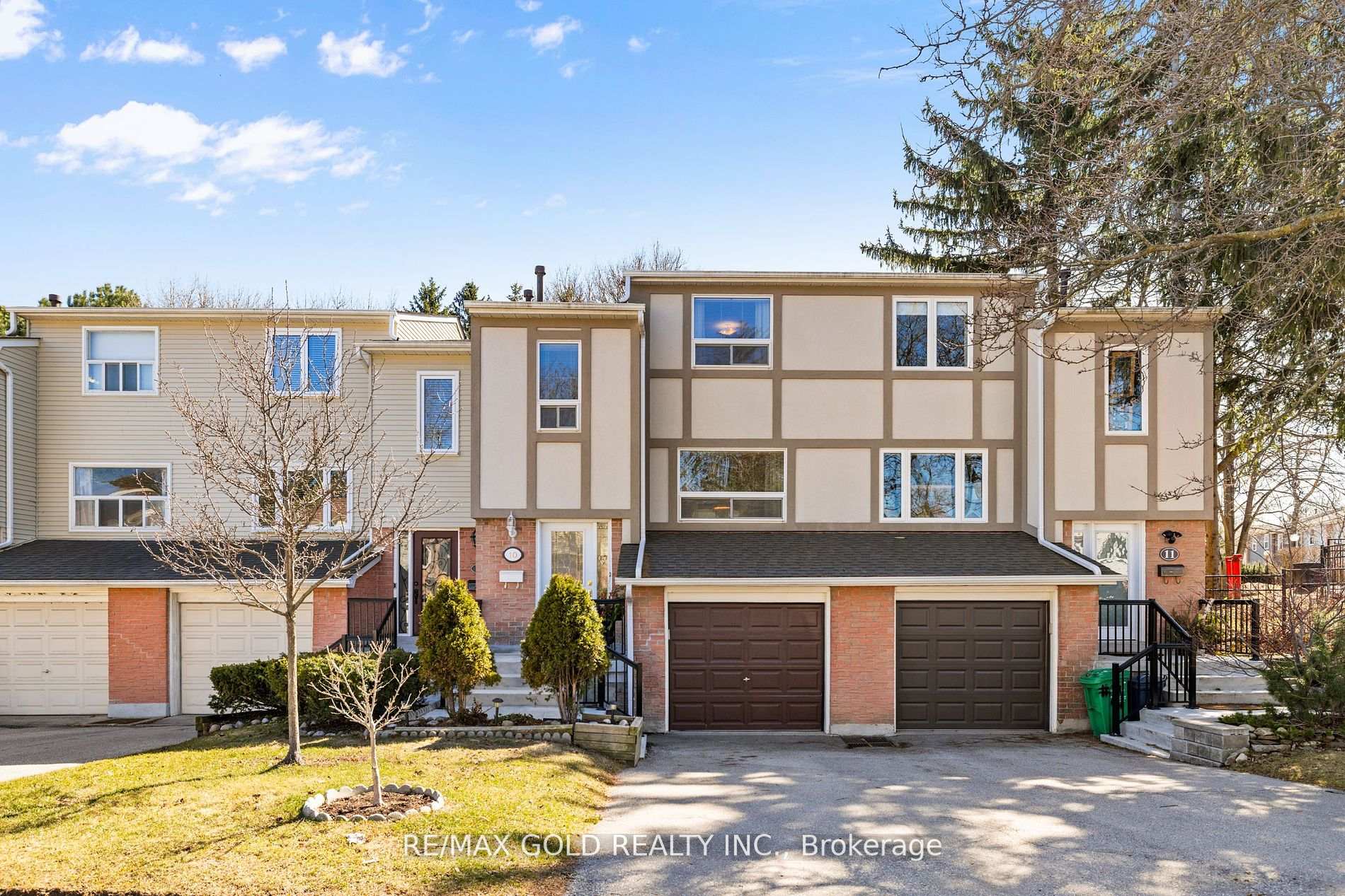 4 Bedrooms Condo at 1050 Shawnmarr, Mississauga For sale