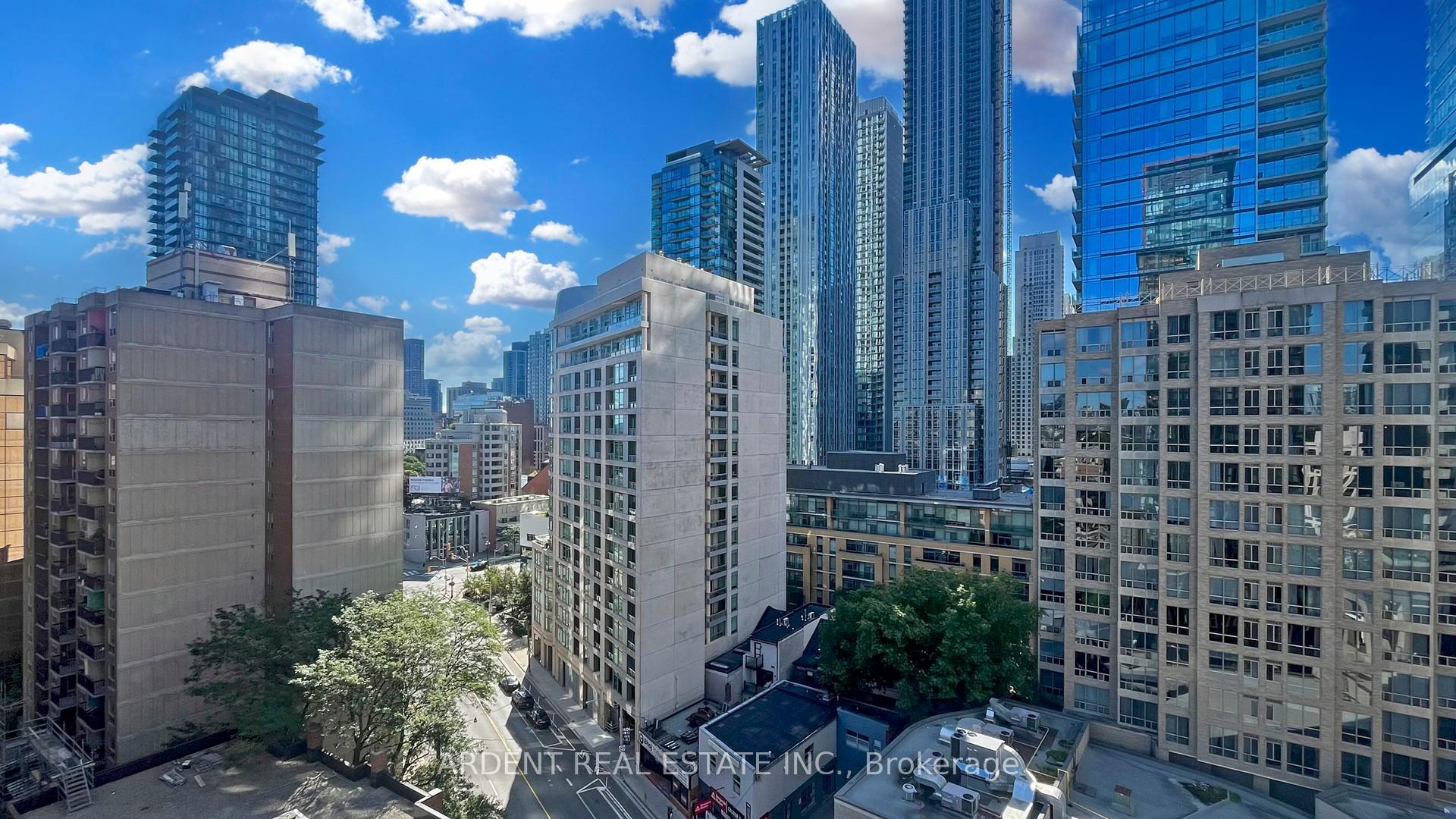 3 Bedrooms Condo at 32 Davenport,  Toronto For sale