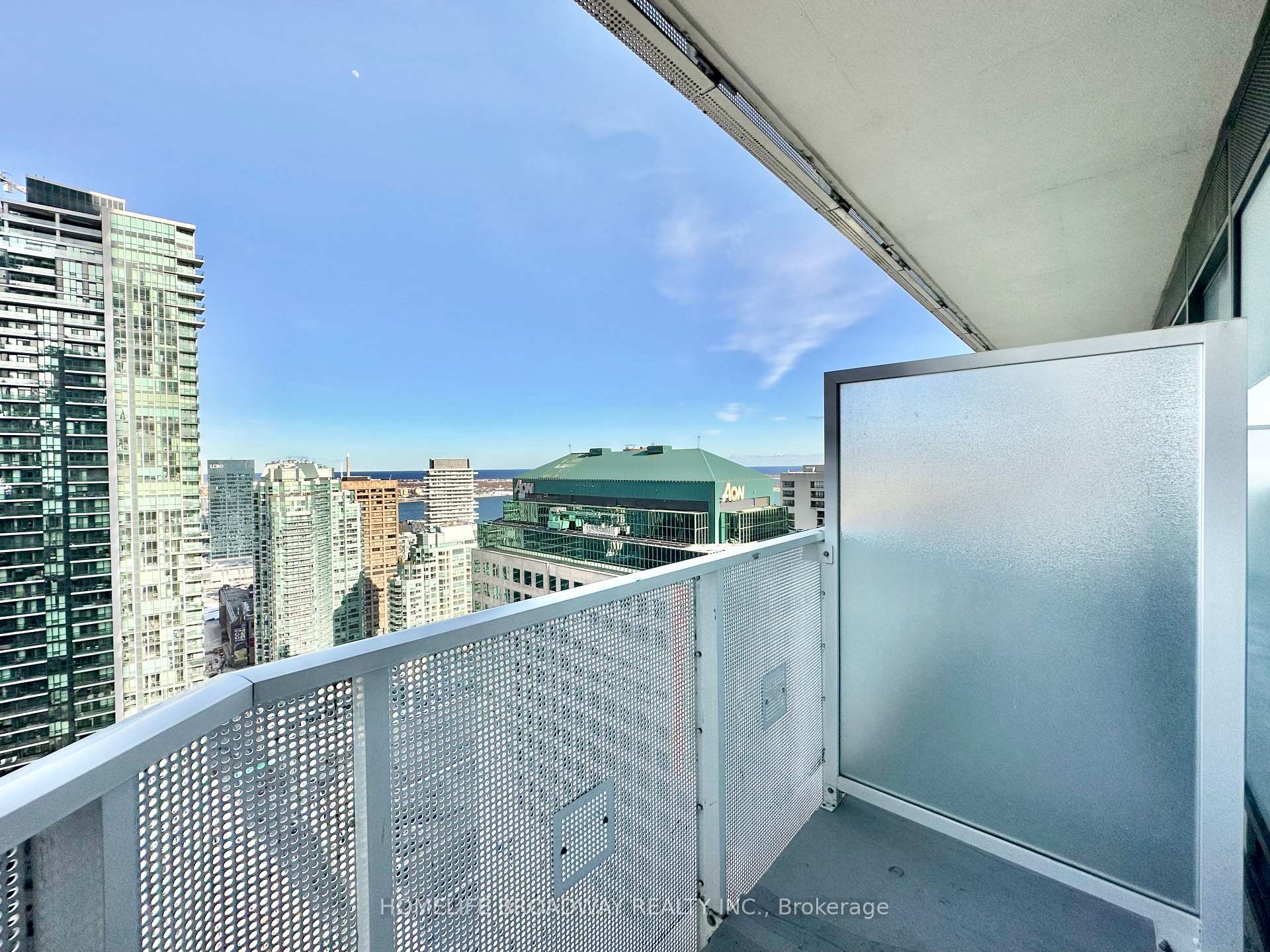 1 Bedroom Condo at 88 Harbour,  Toronto For sale