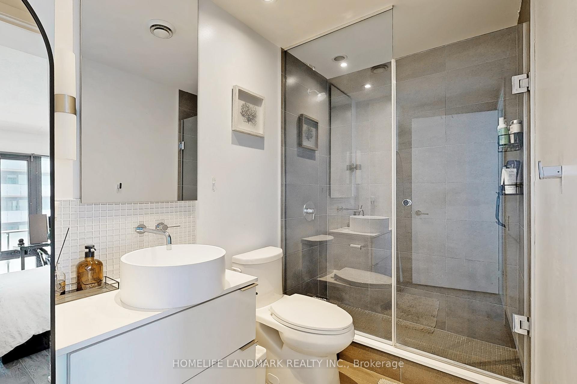 2 Bedrooms Condo at 185 Roehampton, Toronto For sale