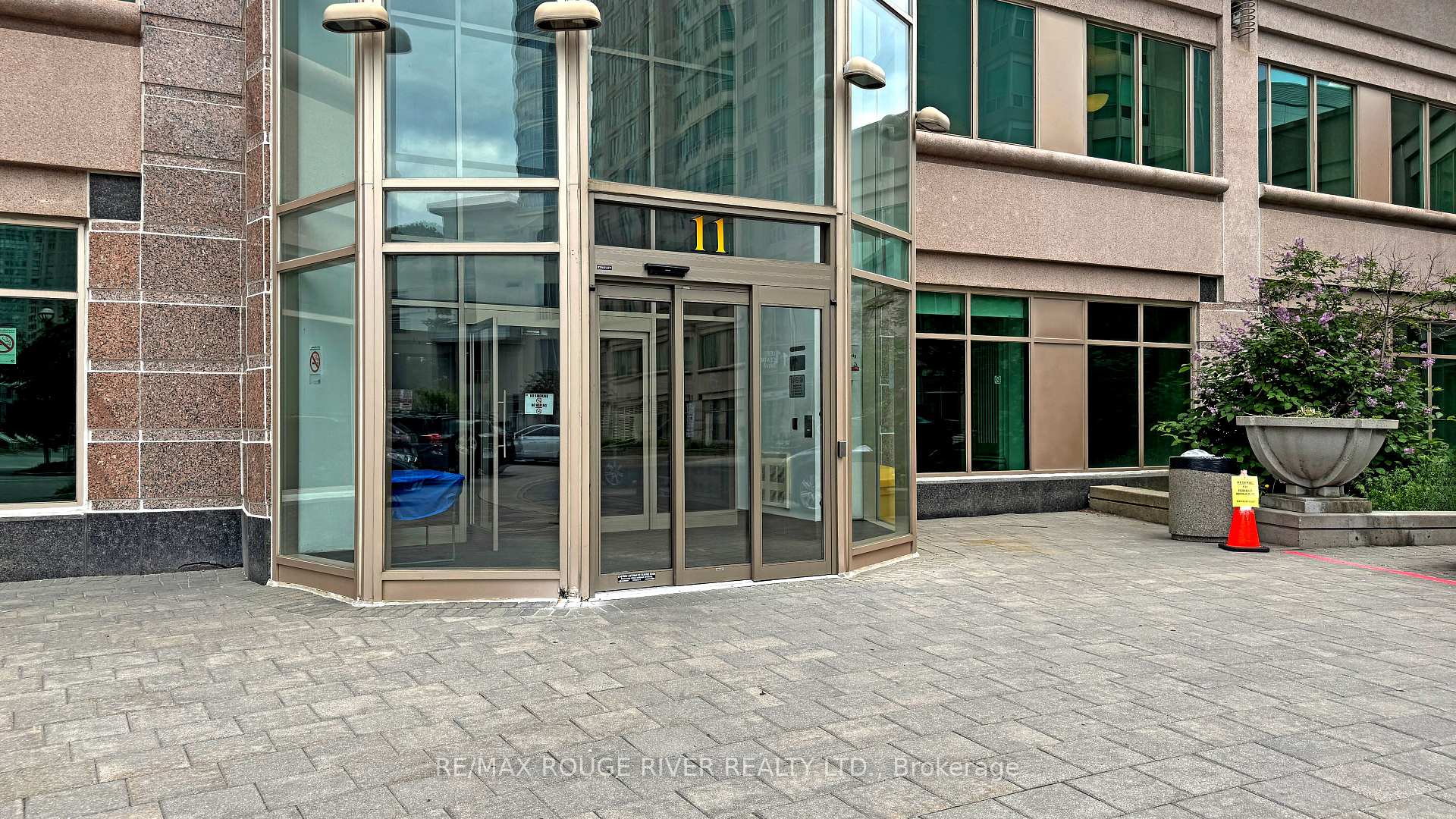 2 Bedrooms Condo at 11 Lee Centre, Toronto For sale