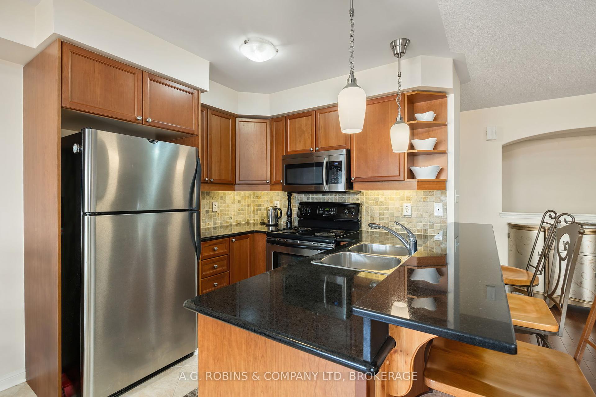 3 Bedrooms Condo at 595 Dundas, Mississauga For sale