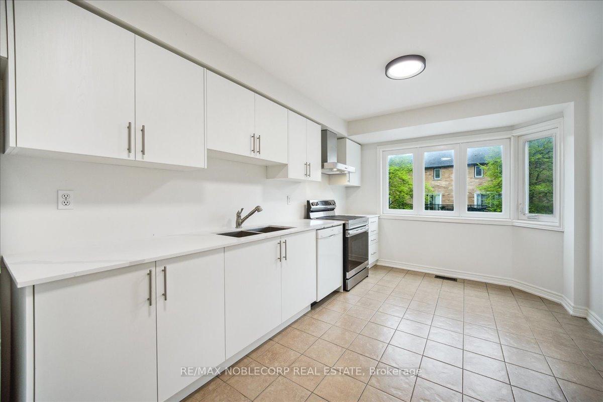 3 Bedrooms Condo at 20 William Farr, Vaughan For sale