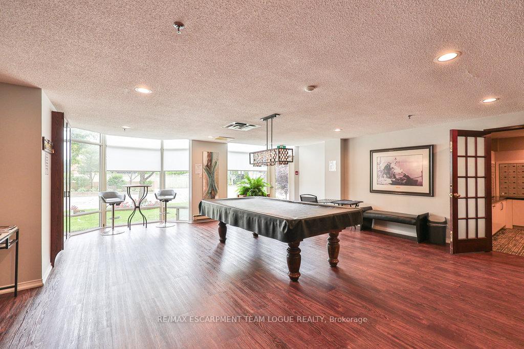 2 Bedrooms Condo at 2511 Lakeshore, Oakville For sale