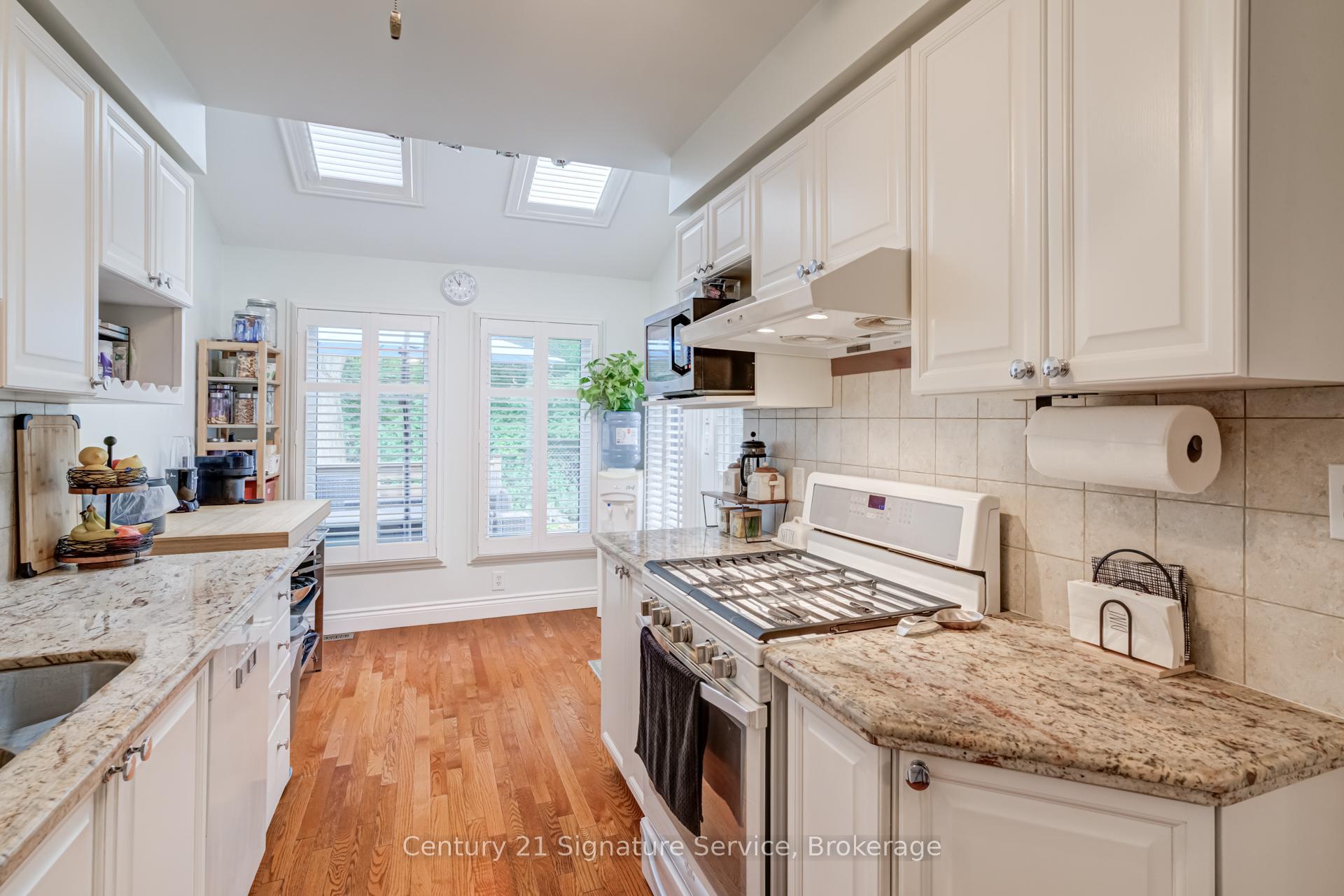 3 Bedrooms Condo at 2230 Walkers, Burlington For sale