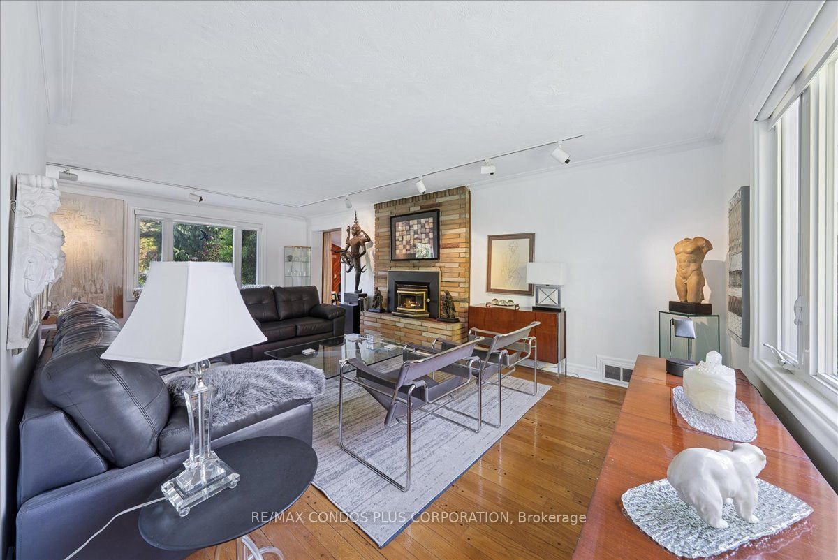 11 Ridgemoor Avenue