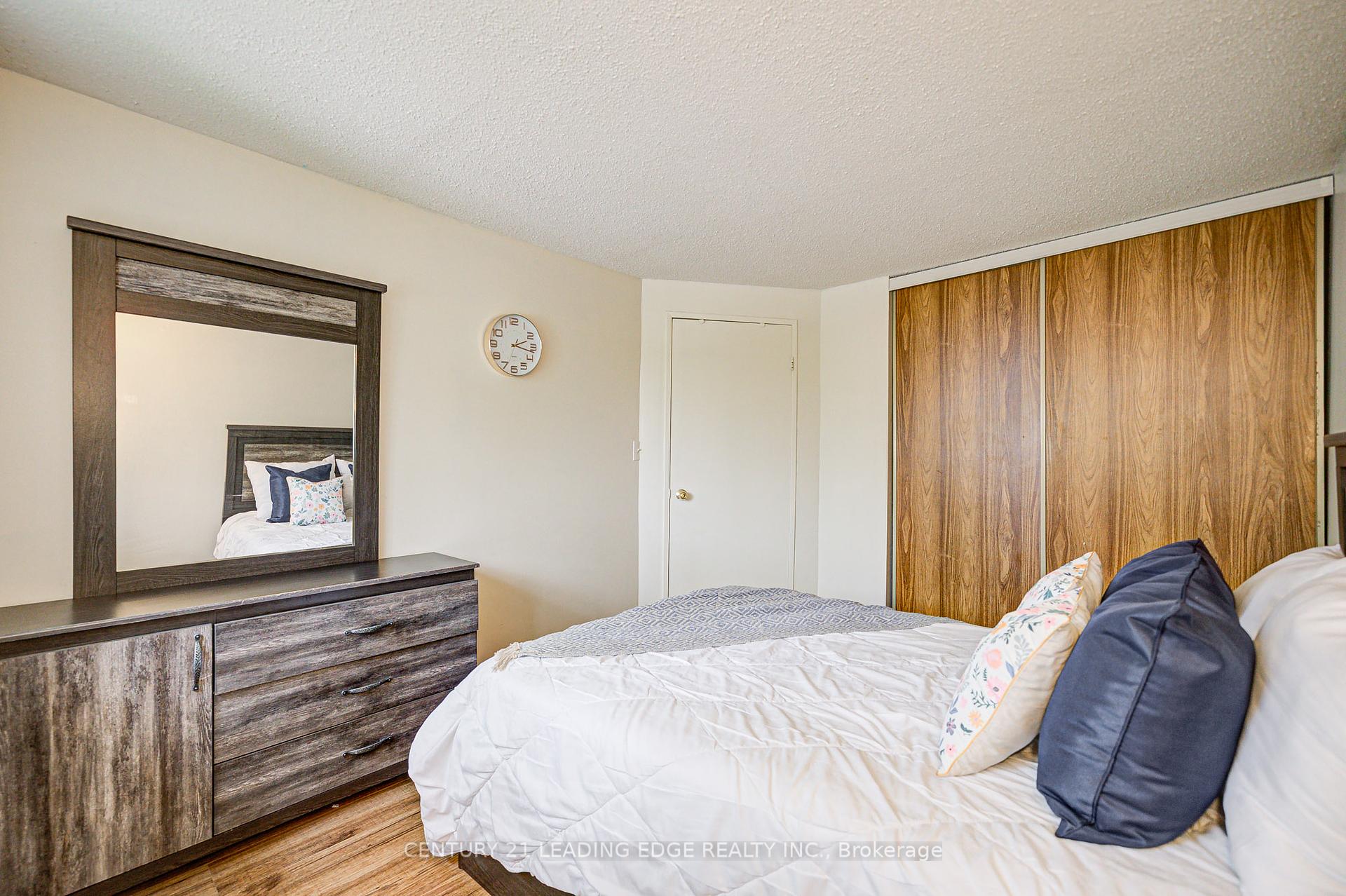 5 Bedrooms Condo at 25 Collinsgrove, Toronto For sale