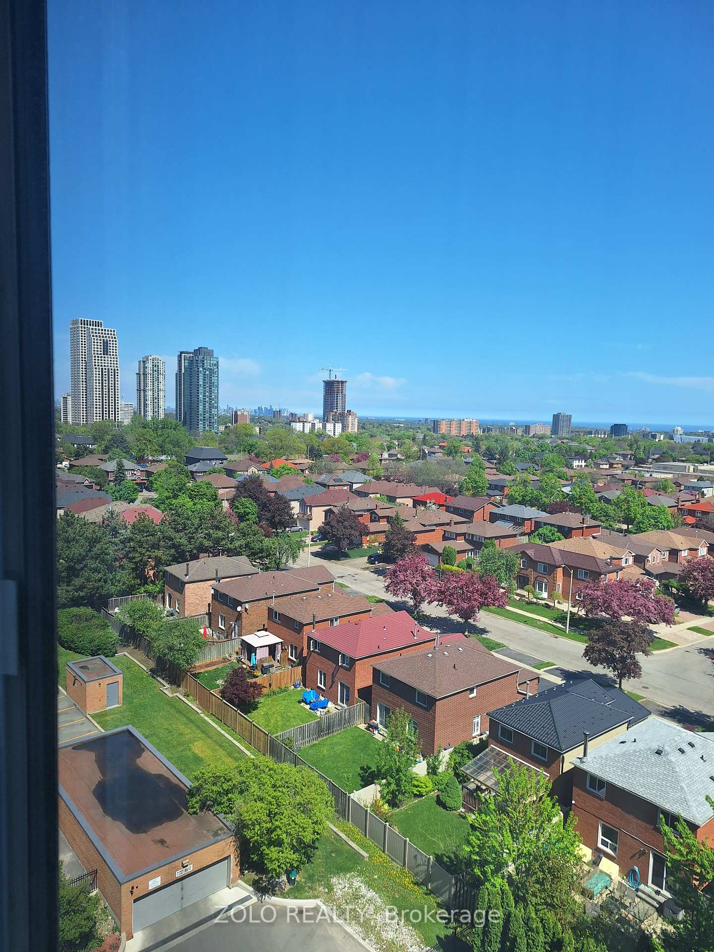 3 Bedrooms Condo at 300 Webb, Mississauga For sale