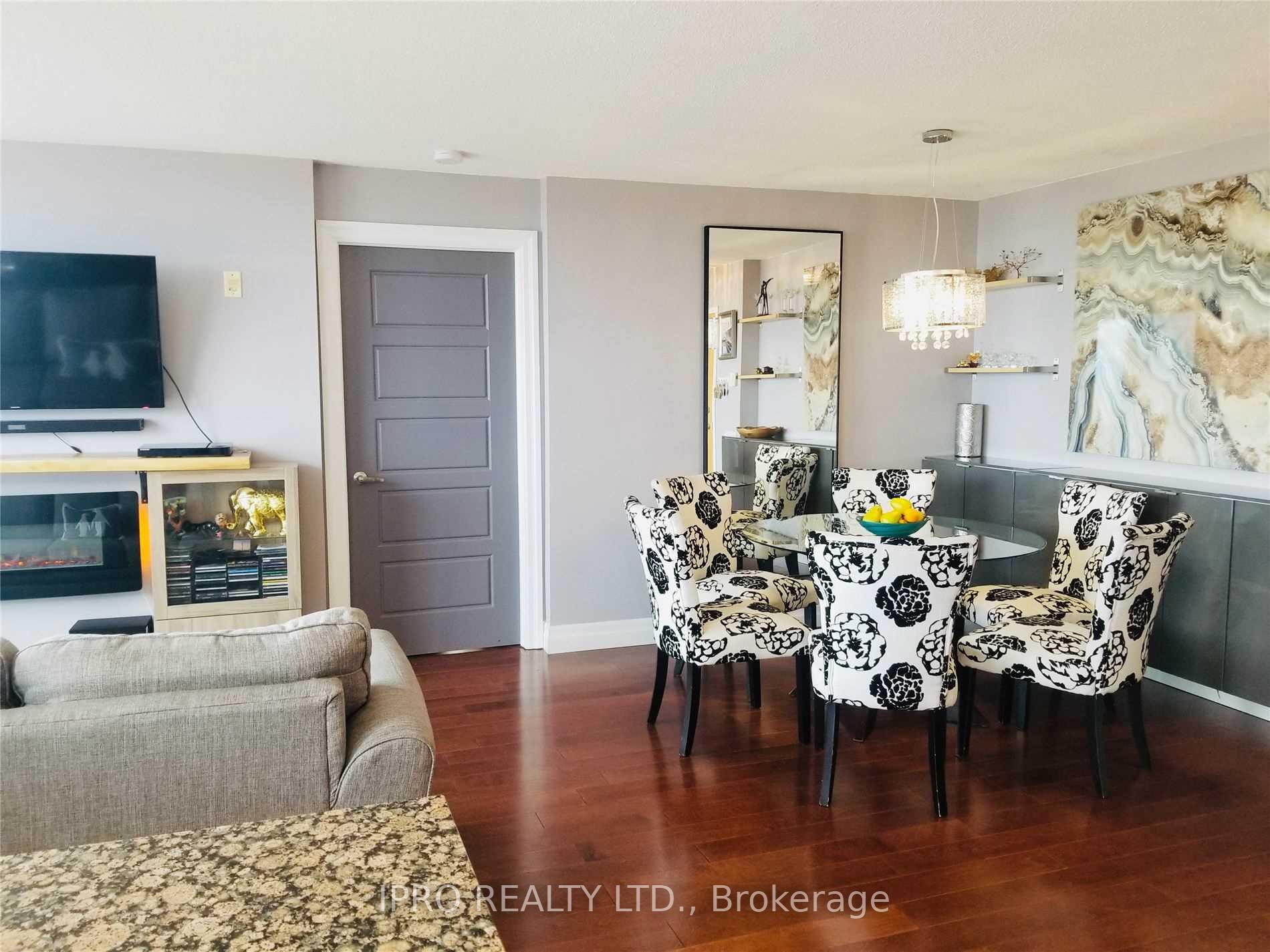 3 Bedrooms Condo at 1040 The Queensway,  Toronto For sale