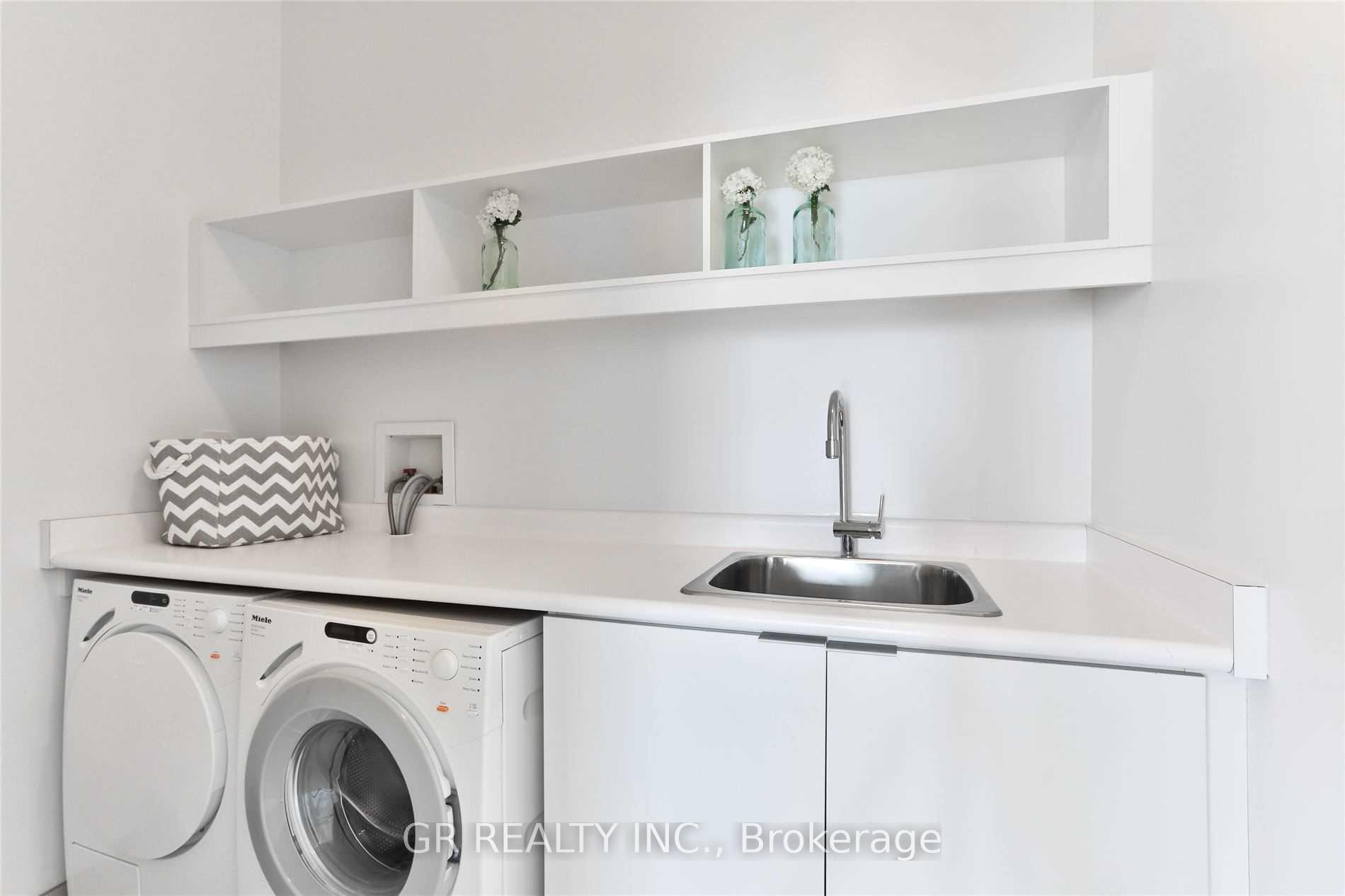 3 Bedrooms Condo at 180 University,  Toronto For sale