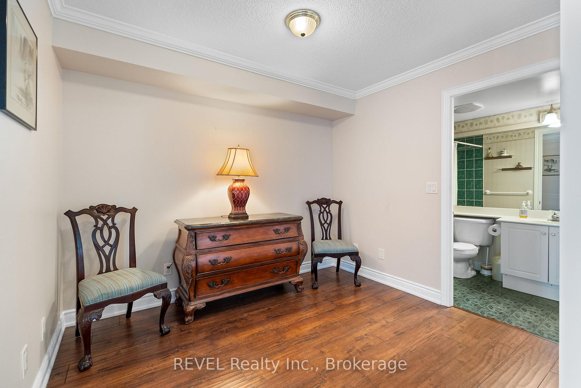2 Bedrooms Condo at 442 Maple, Burlington For sale