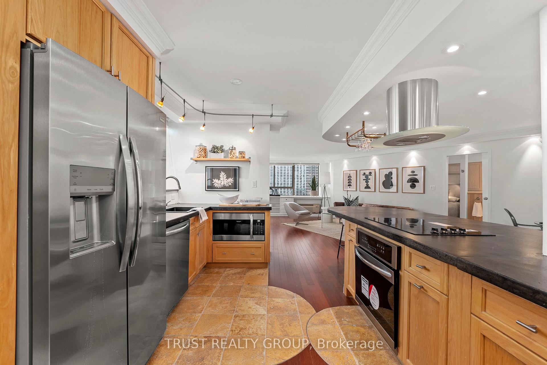 2 Bedrooms Condo at 270 Queens, Toronto For sale
