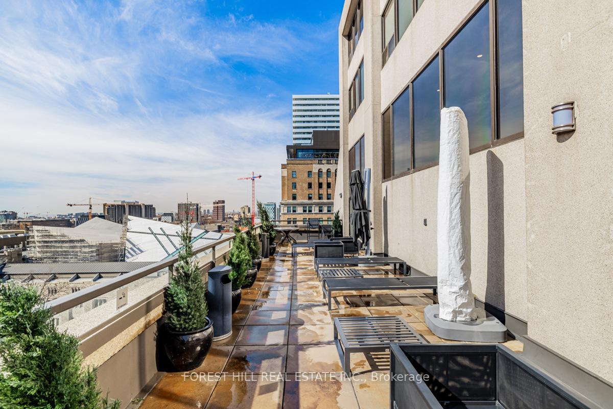 2 Bedrooms Condo at 175 Cumberland, Toronto For sale