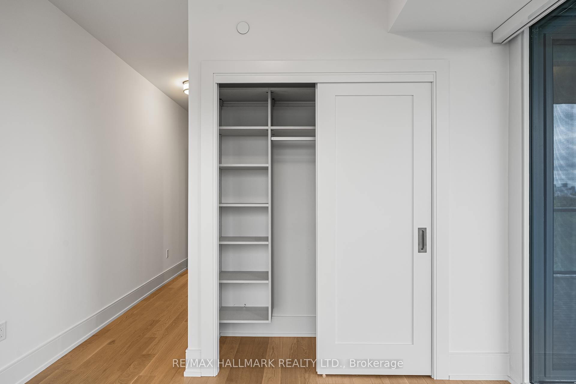 3 Bedrooms Condo at 10 Inn On The Park, Toronto For sale