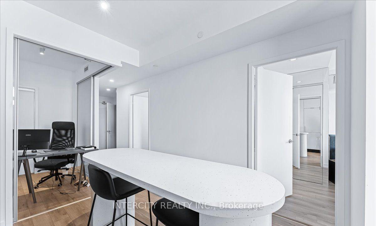 3 Bedrooms Condo at 33 Helendale, Toronto For sale