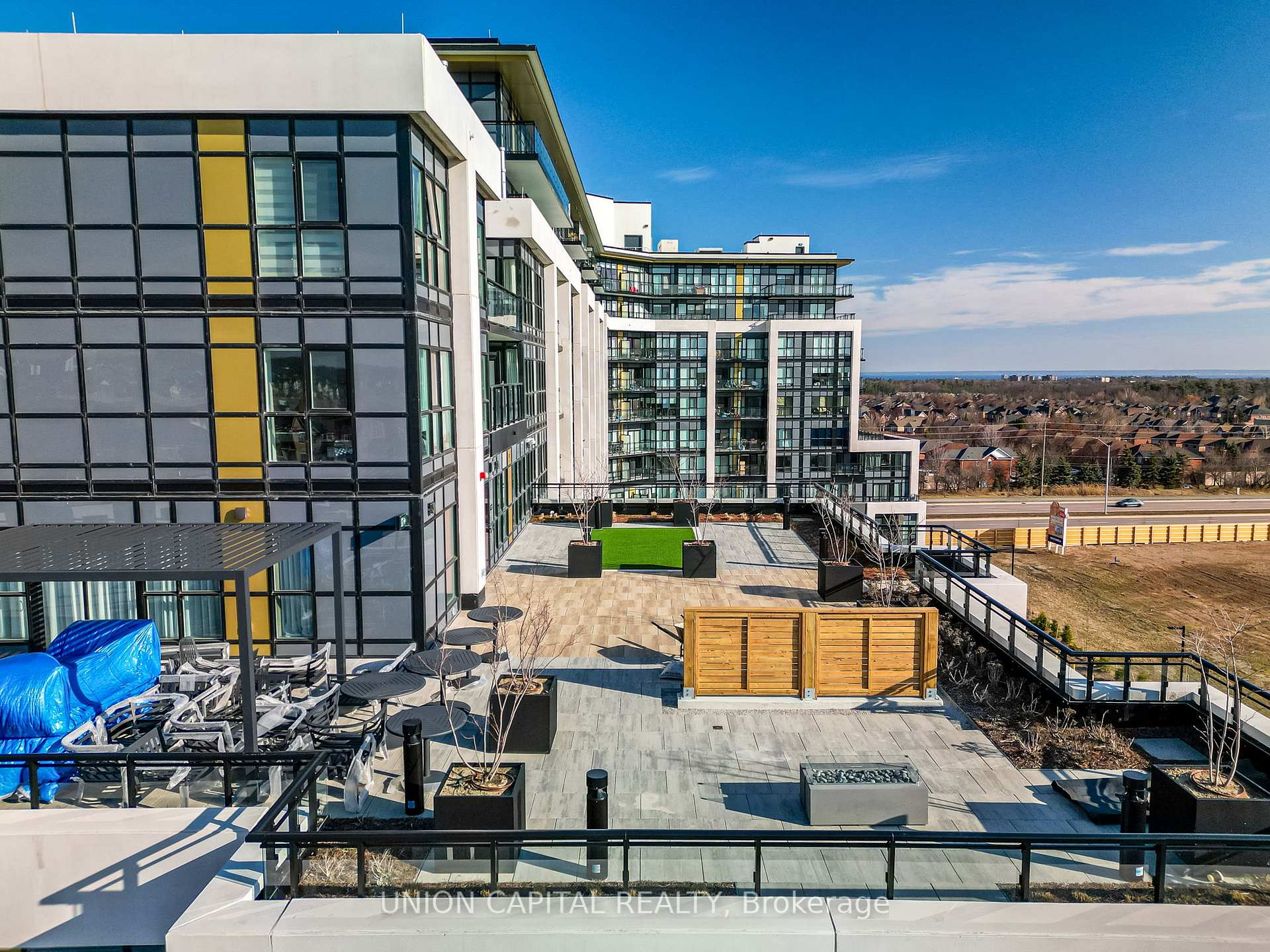 2 Bedrooms Condo at 405 Dundas, Oakville For sale