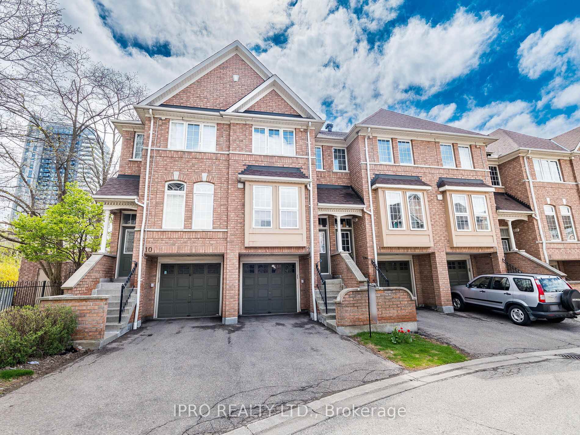 4 Bedrooms Condo at 50 Strathaven, Mississauga For sale