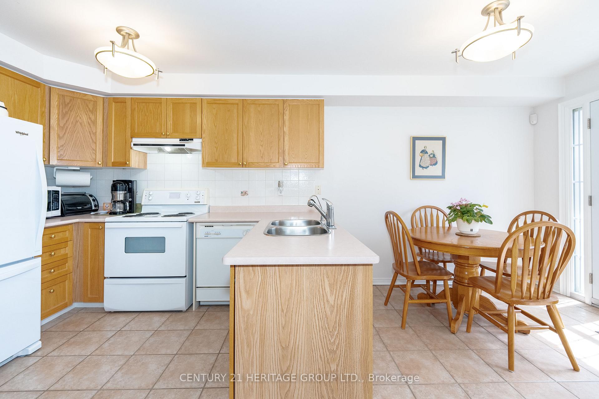 3 Bedrooms Condo at 124 Rory,  Toronto For sale