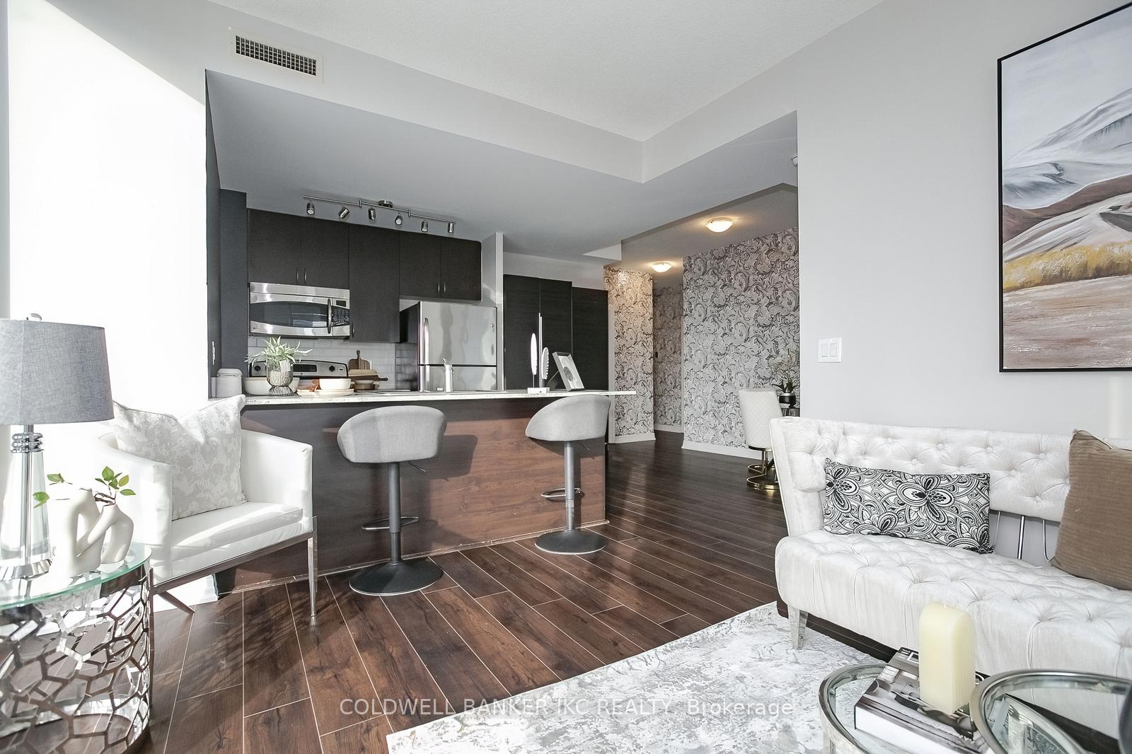 2 Bedrooms Condo at 223 Webb, Mississauga For sale