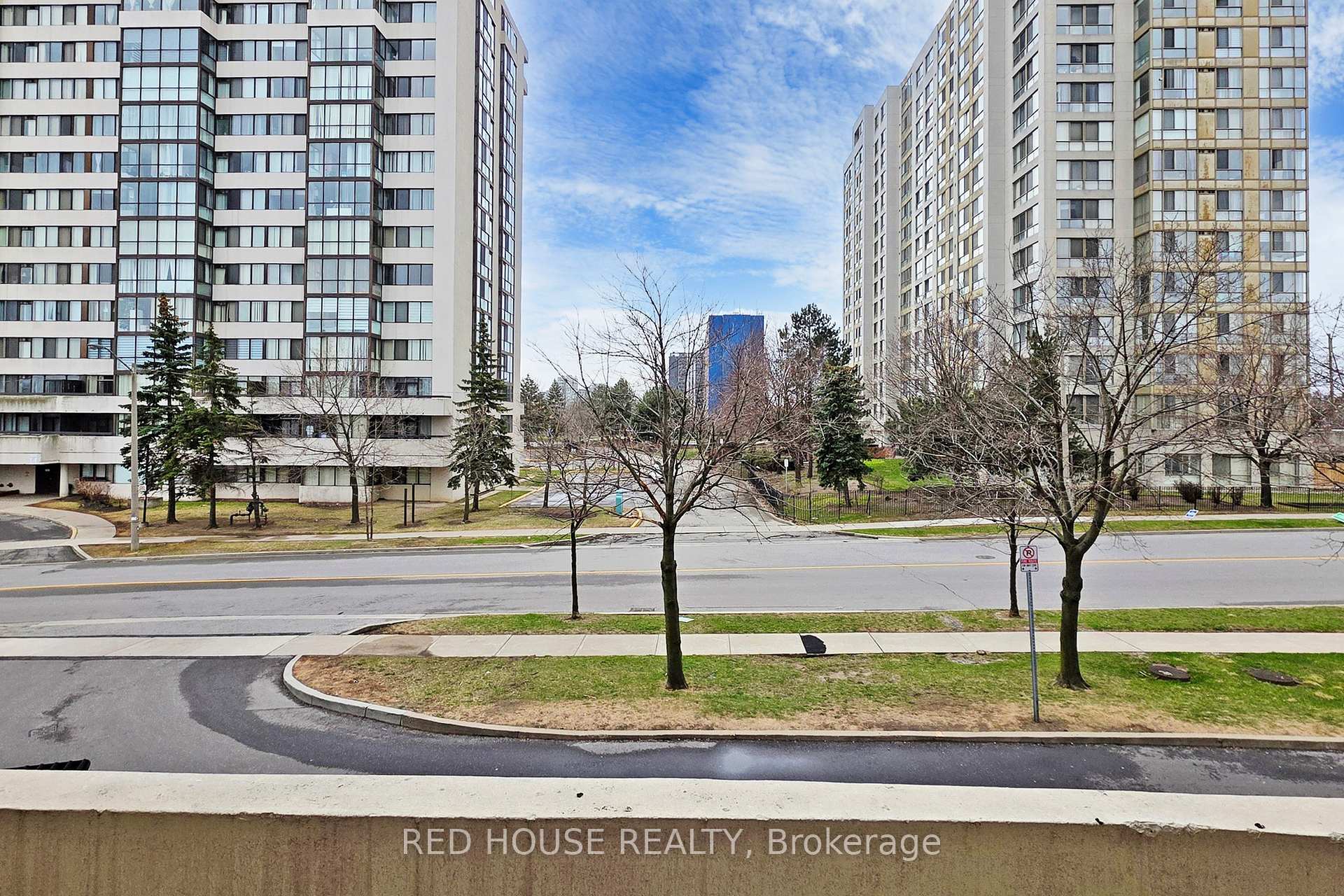 2 Bedrooms Condo at 10 Markbrook,  Toronto For sale