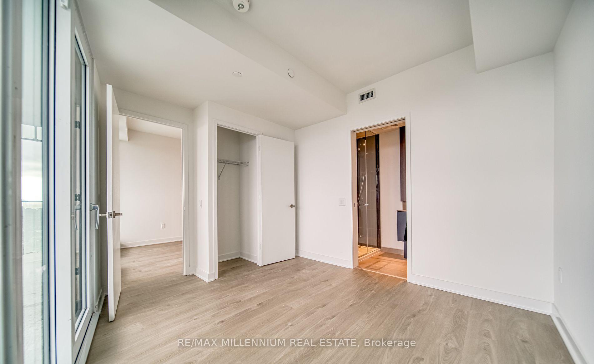 2 Bedrooms Condo at 3900 Confederation, Mississauga For sale