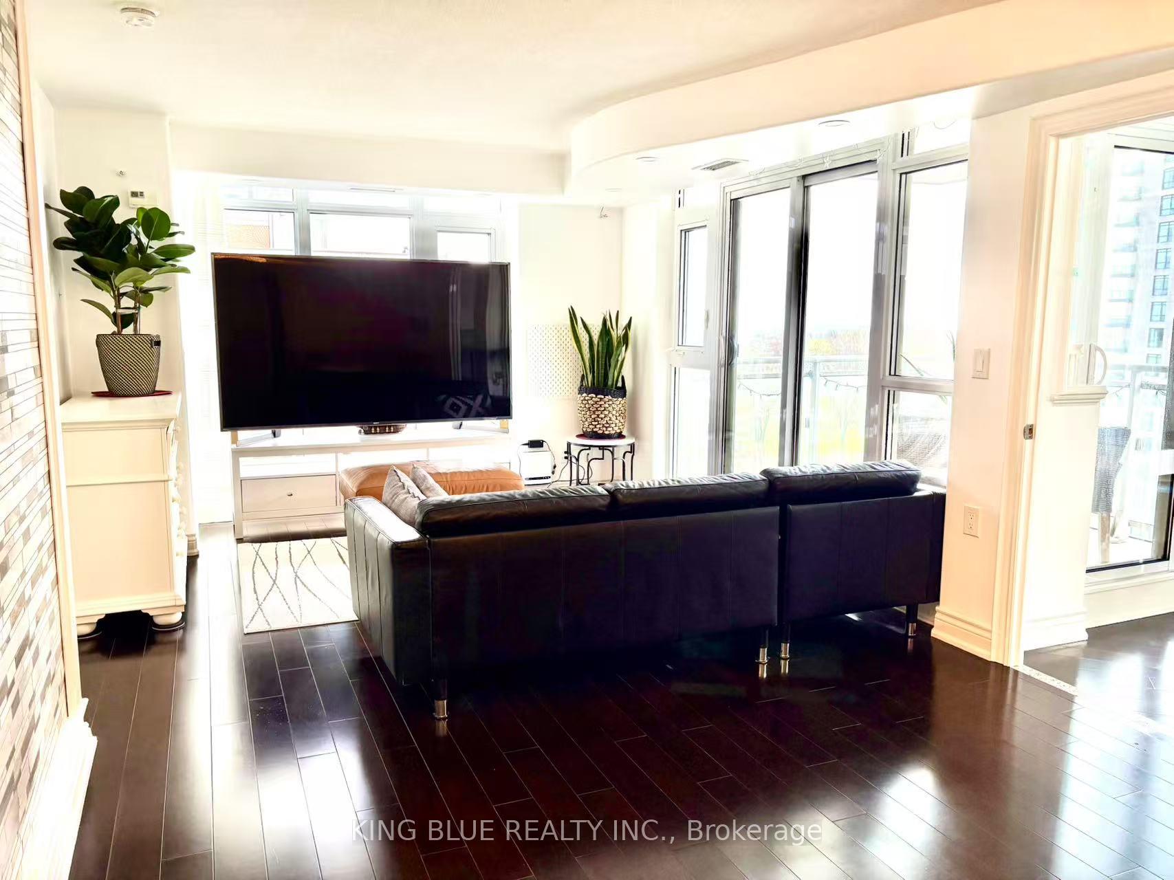 3 Bedrooms Condo at 35 Bastion,  Toronto For sale
