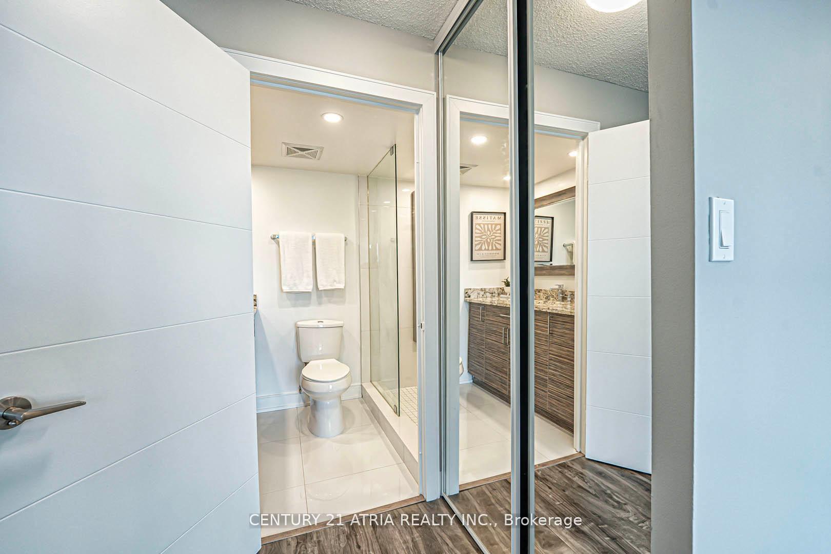 2 Bedrooms Condo at 350 Webb, Mississauga For sale
