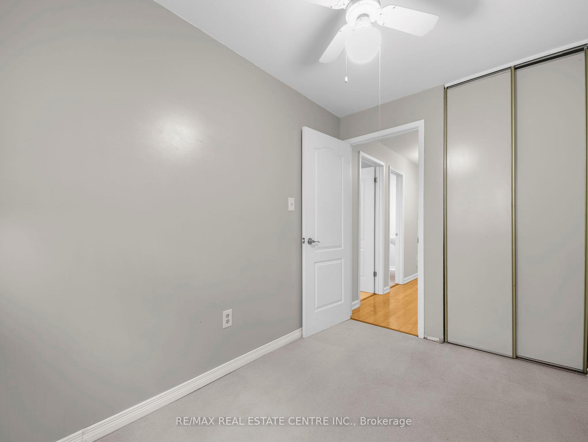 3 Bedrooms Condo at 2779 Gananoque, Mississauga For sale